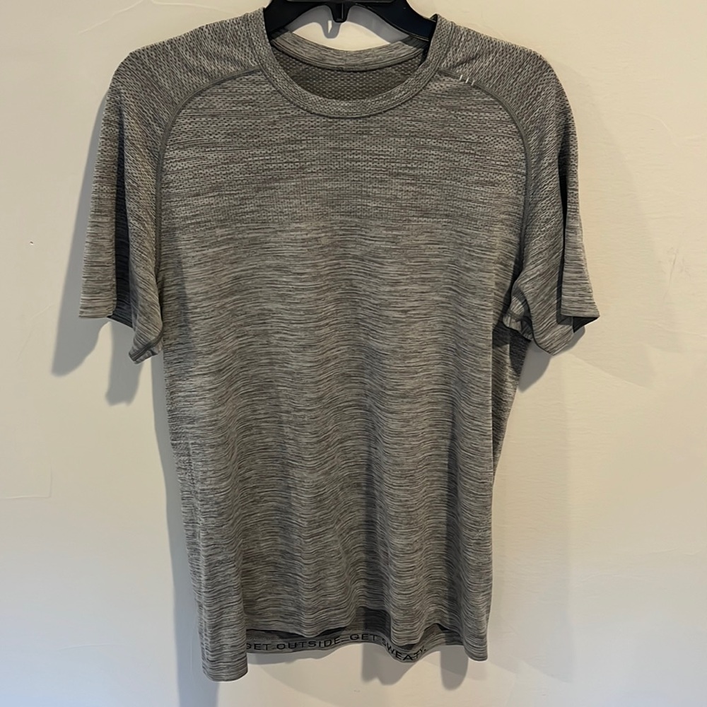 Men’s  Lululemon tee
